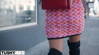 Zoe Bloom élvezi ha análba döngetik