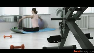 Jogázó tini csajt közösül análba az edő
