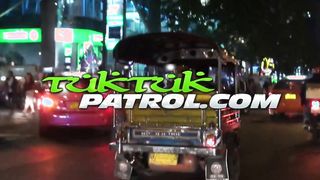 Vékony thai prosti megrakva