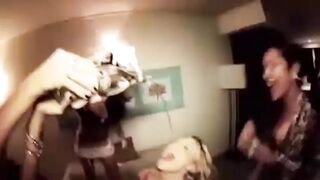 Tini hölgyemény a nevelő testvérén lovagol