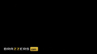 Brazzers - Cherie Deville fiatal manussal közösül