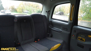 Fake Taxi - Taylee Wood felizgult a taxiban
