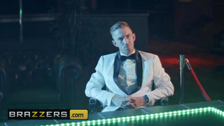 Brazzers - Blanche Bradburry hatalmas kárót kap a popójába