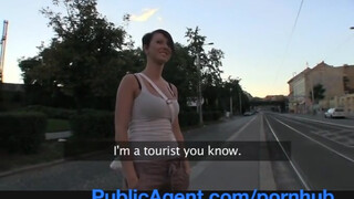 PublicAgent - Rövid hajú picsa dugni akar
