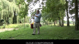 Oldje - Vén manus döngeti a tini hölgyeményt