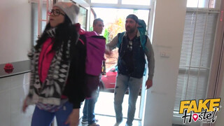 Fake Hostel - Latina kisasszony a pasija előtt dug