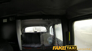 FakeTaxi - kitetovált csaj megrakva a hátsó ülésen