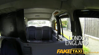 FakeTaxi - méretes seggű picsa kefélni akar