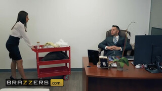 Brazzers - Ella Knox az óriás didkós brazil nőci
