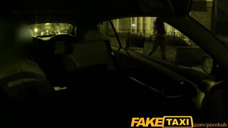 FakeTaxi - Olasz lány a taxiban kefél