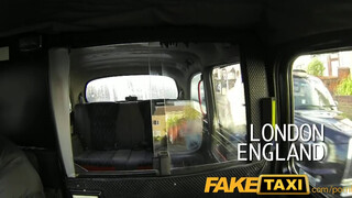 FakeTaxi világos szőke lányt nem nagyon zavarja az idősebb nyeles aszpirin