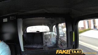 FakeTaxi gyönyörű csaj engedi popsiba is