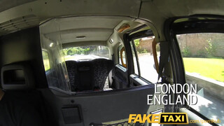 FakeTaxi amerikai félvér bige kefélni akar