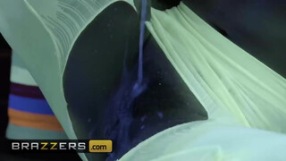 Brazzers - az ázsiai Kendra Spade jó méretes kárót talál