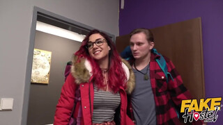 Fiatal csajszi kikezd a szobatársával - Fake Hostel
