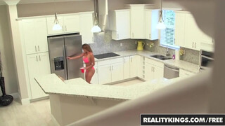 Reality Kings - a latinos spanyol Bianka hatalmas seggluka megrakva