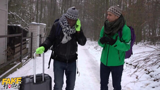 Méretes csöcsű tini spiné és a turista srácok - Fake Hostel