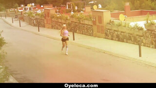 OyeLoca - Blondie Fesser a hatalmas csöcsű latin