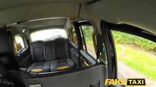 Fake Taxi - Méretes csöcsű milf megrakva a hátsó ülésen
