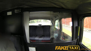 FakeTaxi - Felborotvált fejű punk hölgyemény megrakva