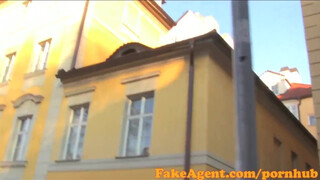FakeAgent - raven a gyönyörű milf ordítva élvez
