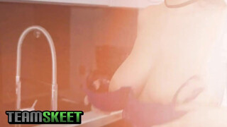 TeamSkeet - bögyös debella kisasszony és a pici faszi esete