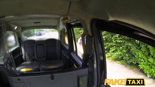 Fake Taxi - Brooke Jameson hátsó bejáratba rakva