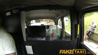Faketaxi - szőrös pinájú milf nőci közösül egyet