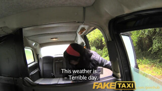 FakeTaxi - kolumbiai kisasszony hátsó bejáratba kefélve