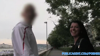 PublicAgent - Vivien Bell a fullos roma csajszi