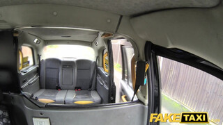 Fake Taxi - Rina Ellis a fullos sulis nőci