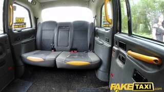 Fake Taxi - Csöcsös hölgyemény kúrel a hátsó ülésen