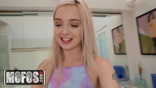 MOFOS - Lexi Lore durván popsiba rakva