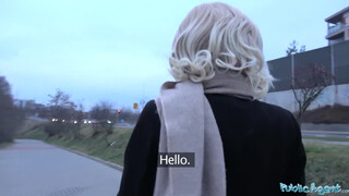 Public Agent - világos szőke fekete picsa és a vastag nyeles aszpirin