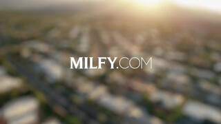MILFY - Savannah Bond méretes farokkal popsiba kefélve
