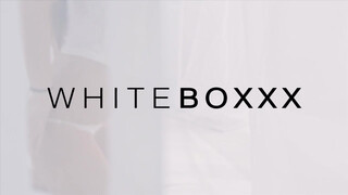 WHITEBOXXX - Eveline Dellai hátsó bejáratba rakva