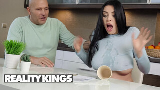 REALITY KINGS - Kira Queen a szomszéd manussal kefél
