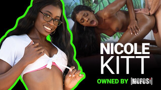Mofos - Nicole Kitt a szexy hatalmas keblű barna spiné