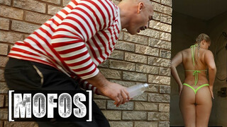 MOFOS - Harley King a szexy világos szőke tini bige