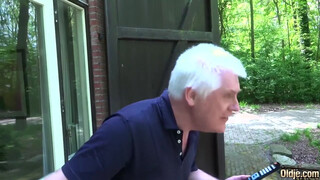 Szexi hölgyemény szereti idősebb férfiakkal a szexet és érezni a farkukat magában