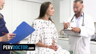 Doktor megdugja a dögös hatalmas kannás JC Wilds pácienst és az Electra Rayne hatalmas természetes keblű nővért