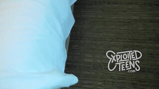 Ez az apró vörös tini tökéletes pici mellekkel pélót szop