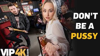 Bátor világos szőke pornófilmes bassza idegen srácot a bárban