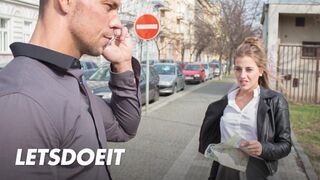Lenyűgöző turista Silvia Dellai mélyen megkúrelva egy helyi krapek által
