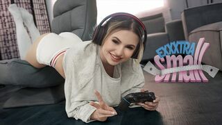 Kicsike tini kiscsaj Aria Banks elkapja magas mostohabátyját Chris Epicet, aki a szobájában kézimunkázza a dákója