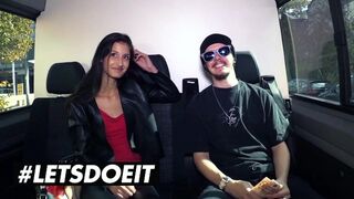 Vékony néger Coco Kiss pénzért cidázza a hatalmas barna fazt az verdában