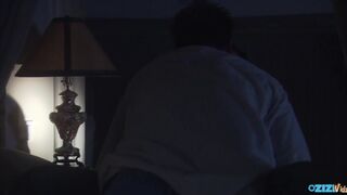Tini kiscsaj cidázik és lovagol a farkon ágyban lefekvés előtt