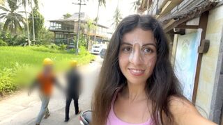Aranyos tini bige nyaldossa a hamburgerét az arcára fröccsent geci közben közkifőzdében