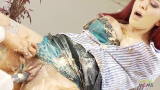 Vörös hajú barátnő születésnapi leszbi vadulása hatalmas cickós barna hajú milf-fel