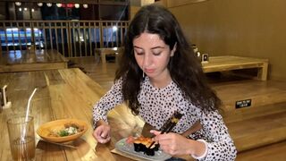 Arcára élveztem egy picsa pincében, aki cumos arccal falatozik sushi gurigákon